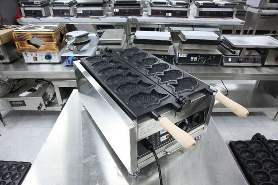 220V αυτόματη ηλεκτρική συσκευή παρασκευής βάφλας Taiyaki σε σχήμα ψαριού με 6 καλούπια βάφλας